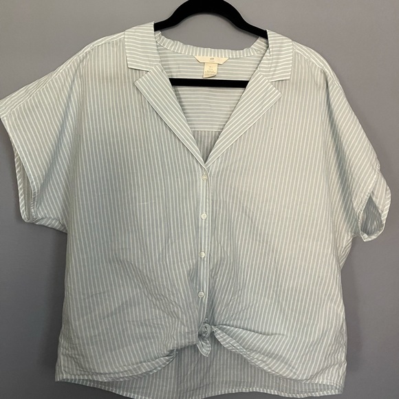 H&M Tops - H&M White and blue tie front cropped blouse